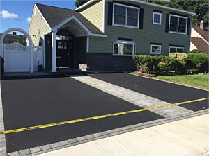 blacktop asphalt driveway walkway in center granite city onyx nicolock cambridge stone ridge ledgestone random pattern